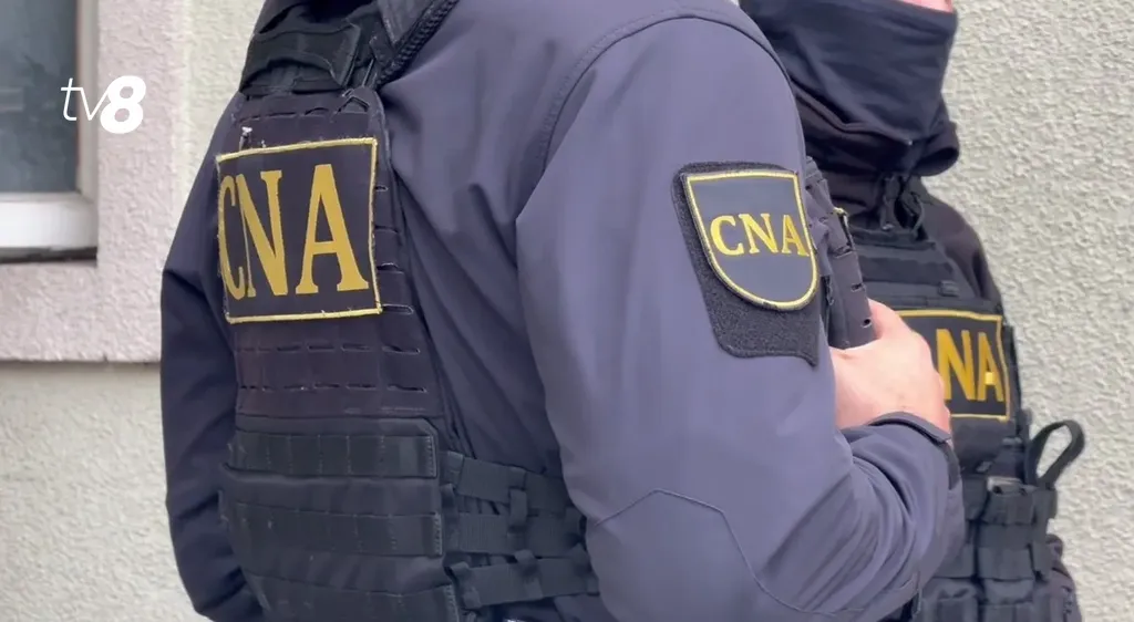 /FOTO/ Finanțare ilegală a partidelor: Momentul în care mascații CNA dau buzna peste un bărbat în halat