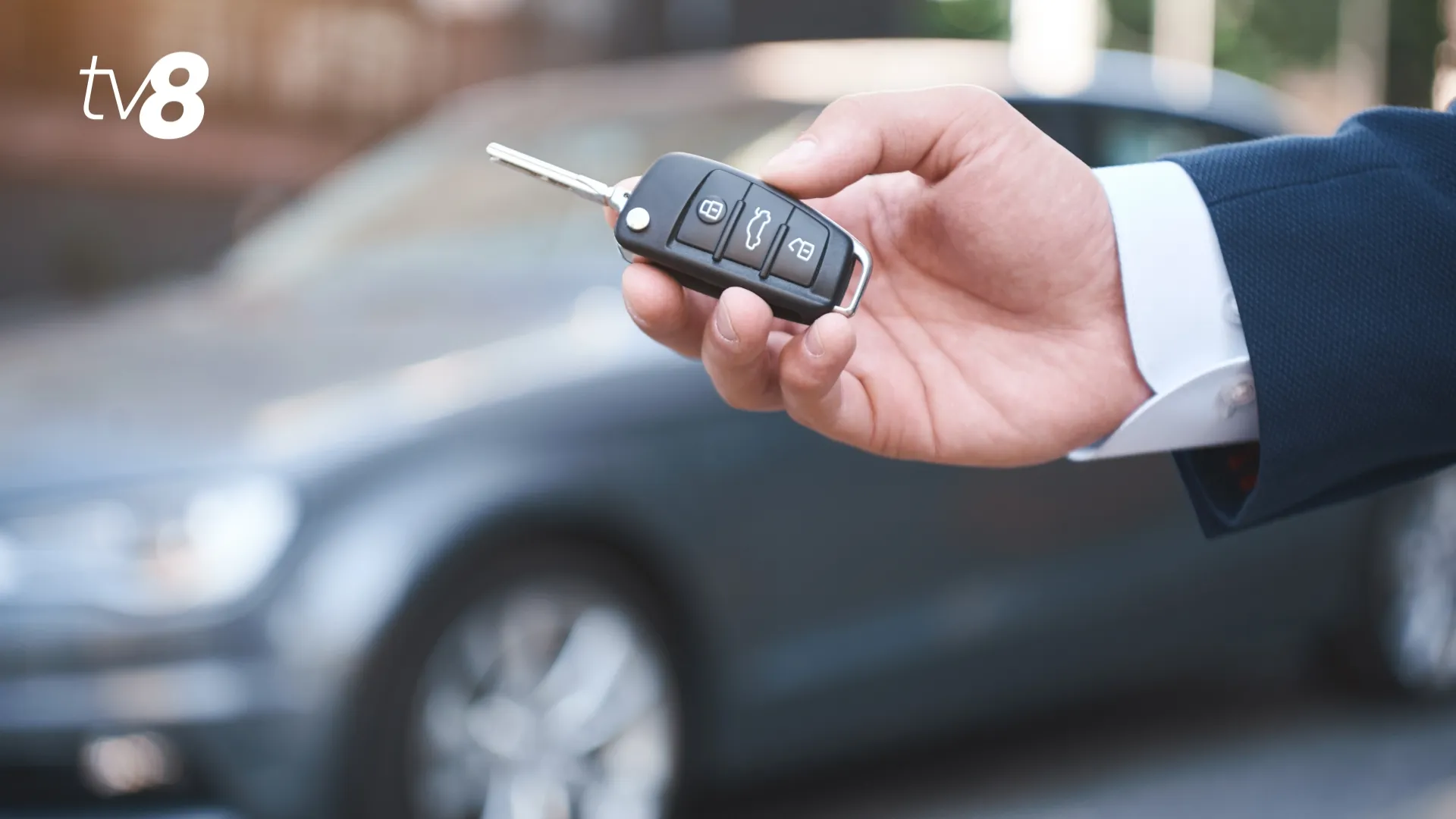 /VIDEO/ Automobile, vândute doar pe hârtie: Peste 30 de oameni înșelați, prejudiciu de milioane și 3 reținuți