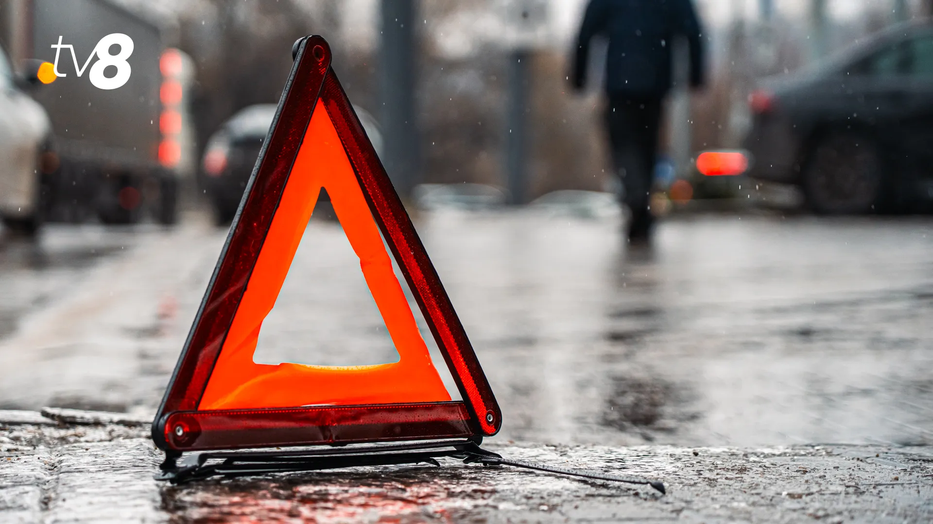 /VIDEO/ Plimbări riscante pe vreme de polei: Unii au avut „treburi urgente de rezolvate”