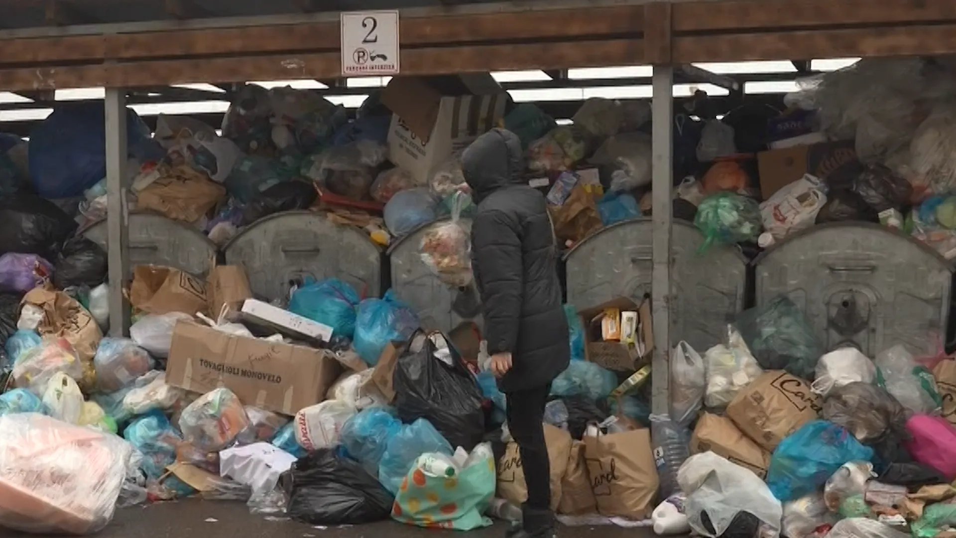 /VIDEO/ „Haos total”: Munți de gunoi în centrul Chișinăului. Locatarii unui bloc trag un semnal de alarmă