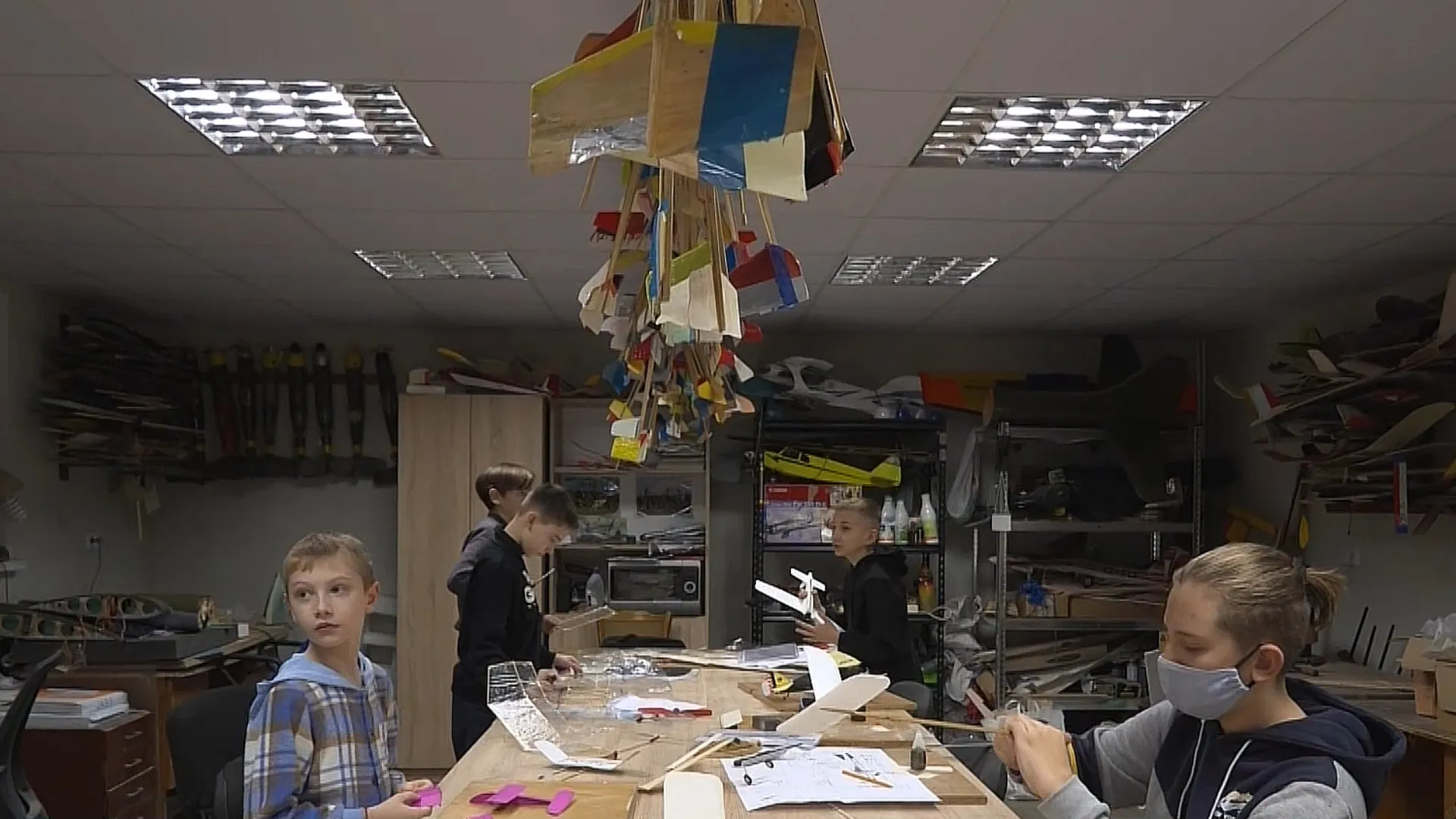 /VIDEO/ Tinerii constructori de aeronave: Istoria unor copii din Moldova, pasionați de aeromodelism