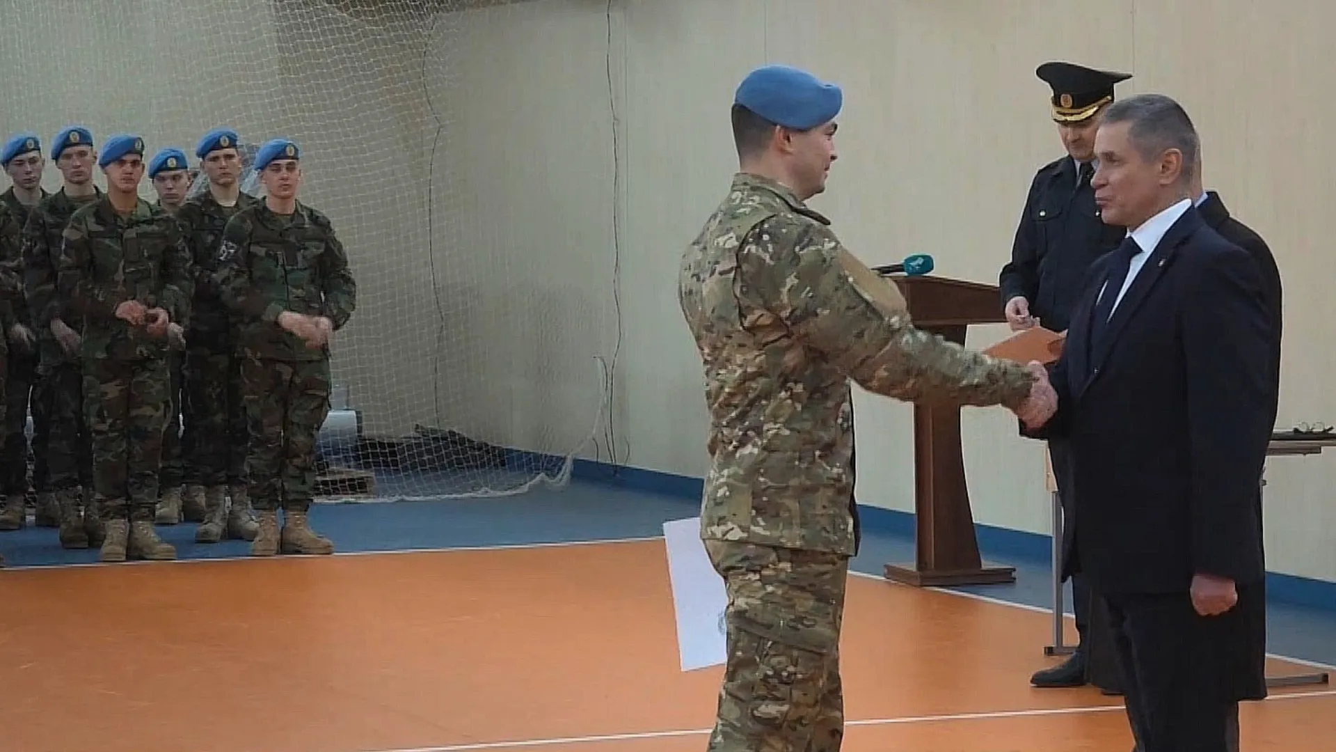 /VIDEO/ Lacrimi de fericire: Militarii moldoveni au revenit din Kosovo. Unii și-au îmbrățișat pentru prima dată copiii