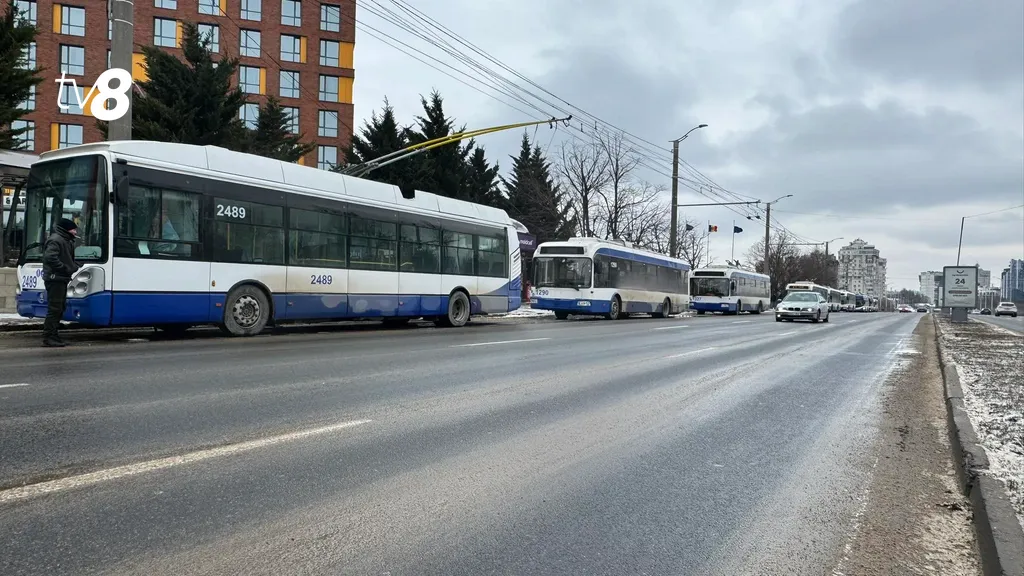 /FOTO/ Magazine închise, ambuteiaje de troleibuze și semafoare oprite: Cum arată Chișinăul fără lumină