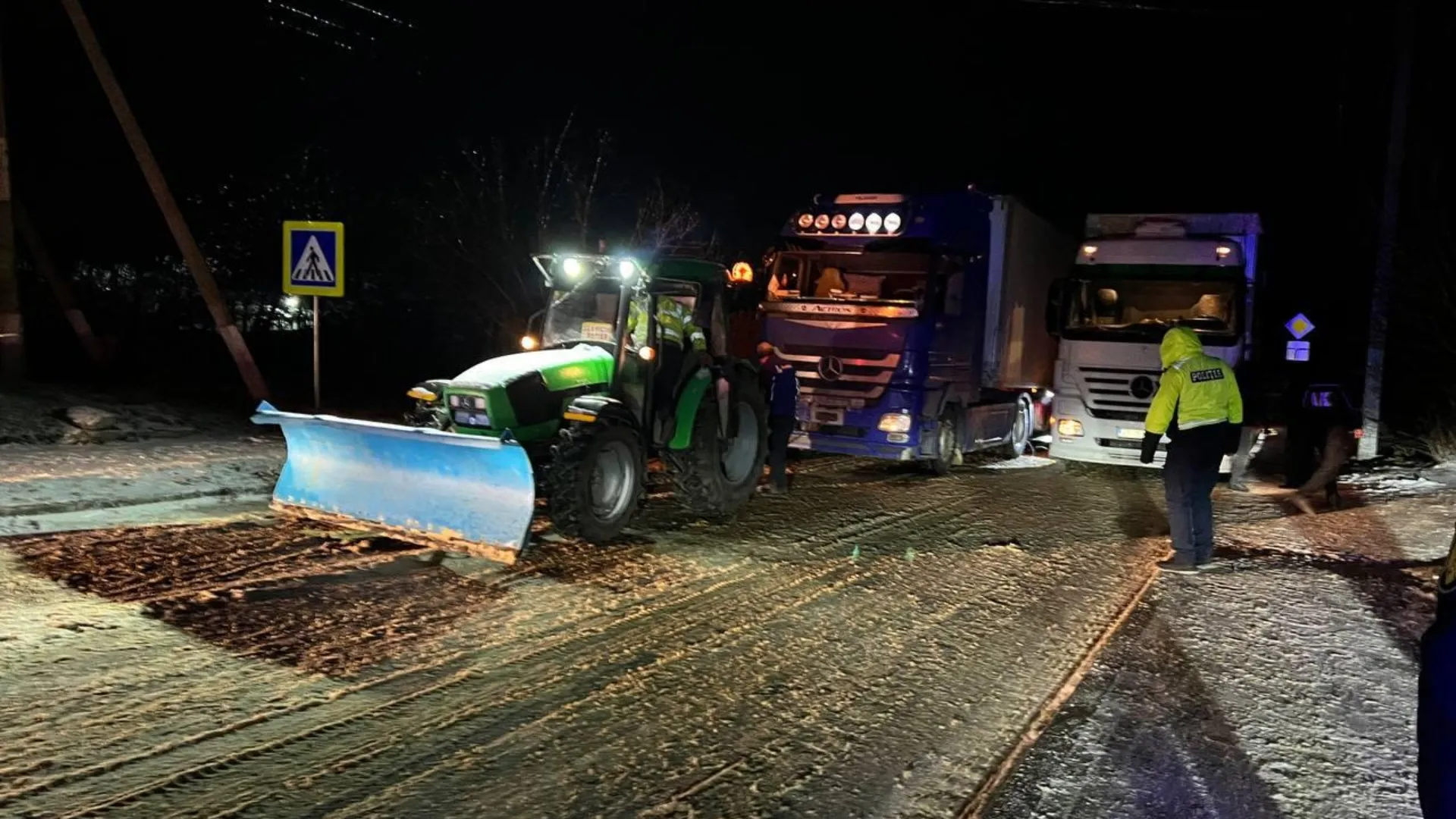 Noapte albă pentru polițiștii de frontieră de la Tudora: Mai multe camioane au fost blocate din cauza ghețușului