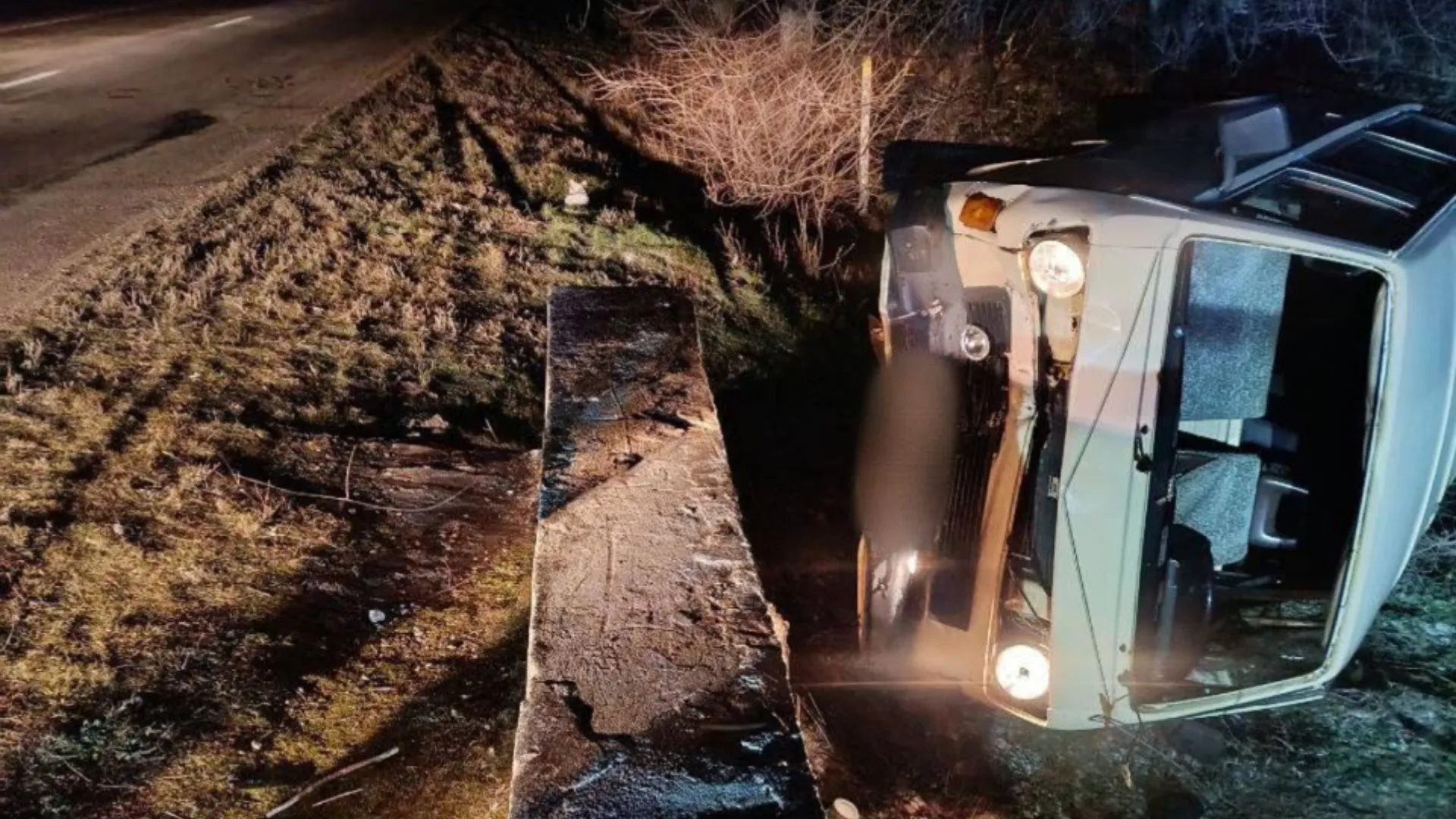 Ar fi pierdut controlul la volan și s-a răsturnat: Un bărbat din stânga Nistrului a ajuns la spital