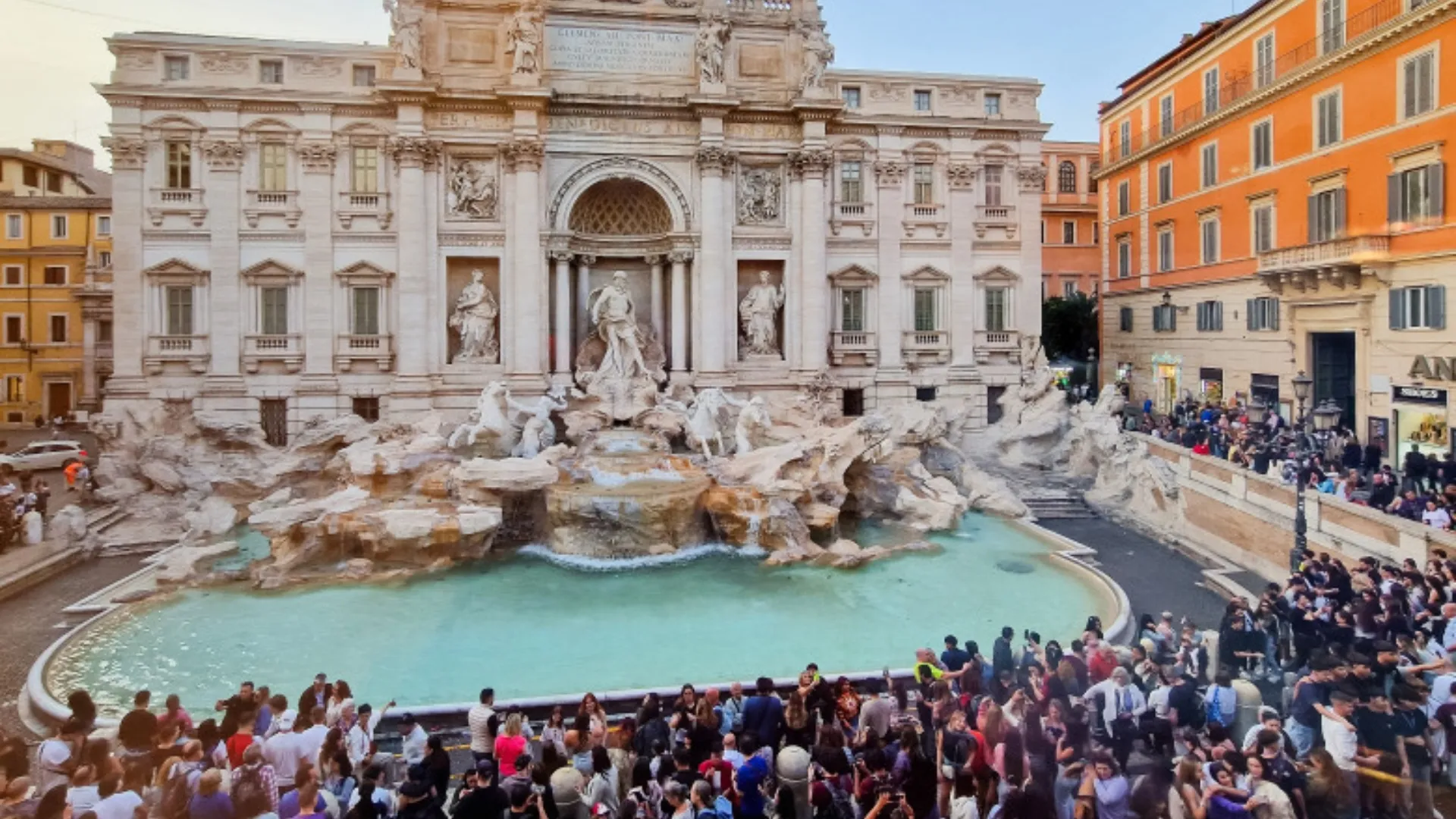 Accesul la Fontana di Trevi devine cu plată: Care e taxa pentru a te apropia de monument
