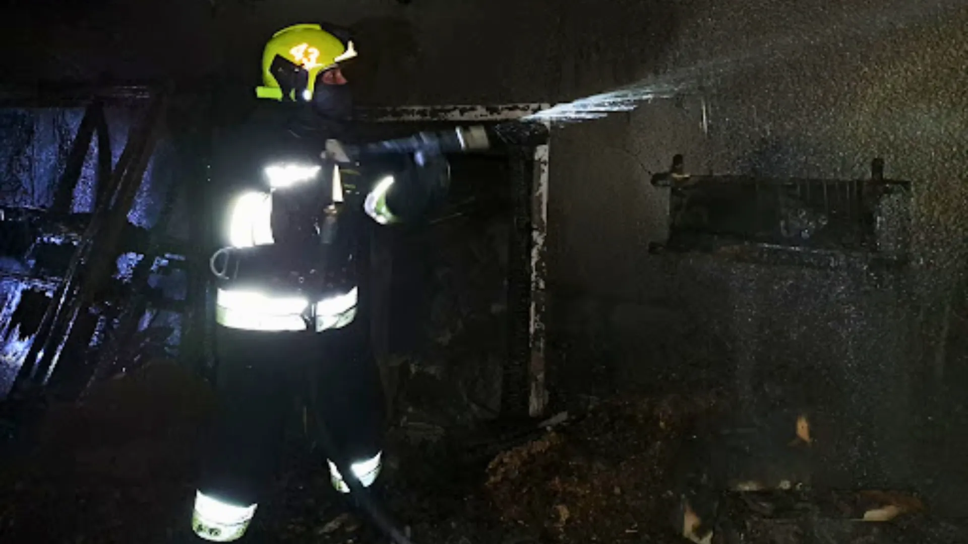 /VIDEO/ Improvizații periculoase și arsuri: Cum au luat foc un garaj și o mașină la Edineț și Rezina