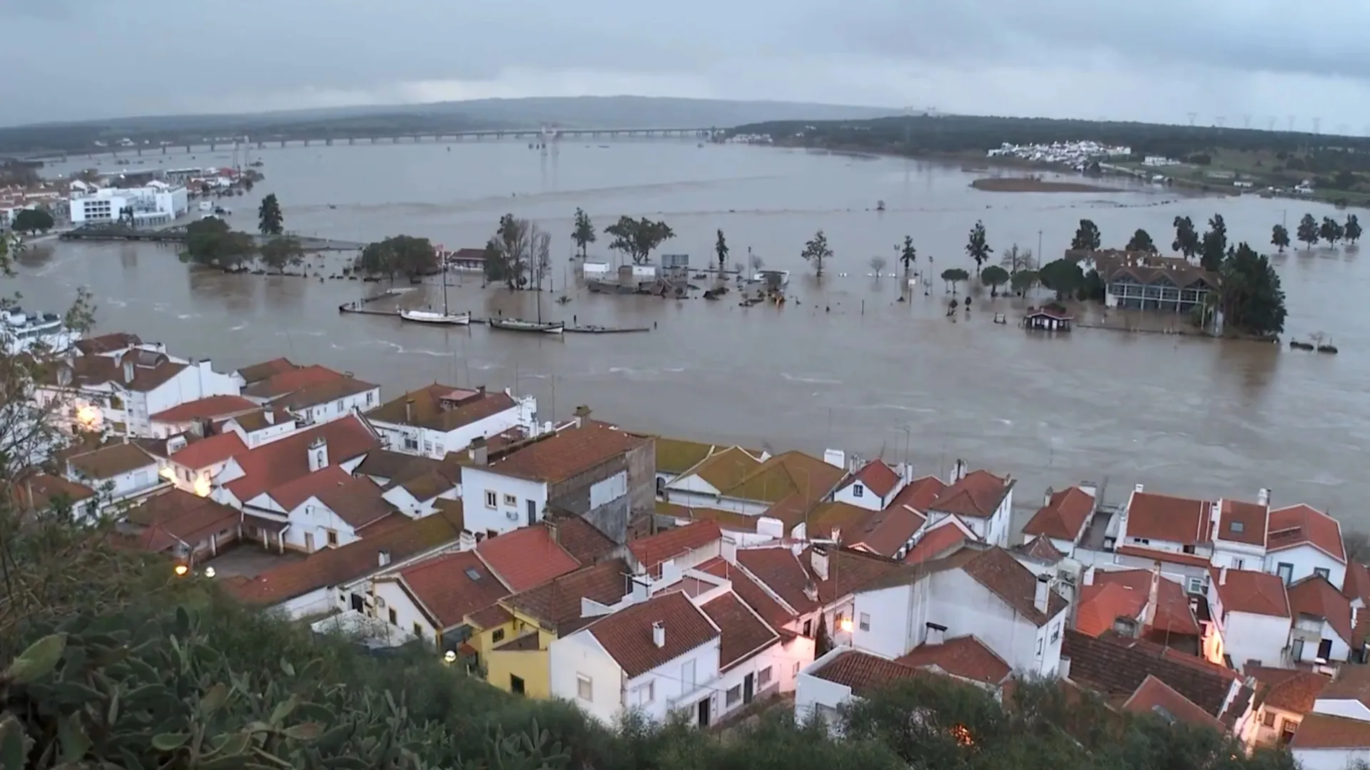 /VIDEO/ Haos după furtuna „Marta” în Spania și Portugalia: Morți și mii de evacuați