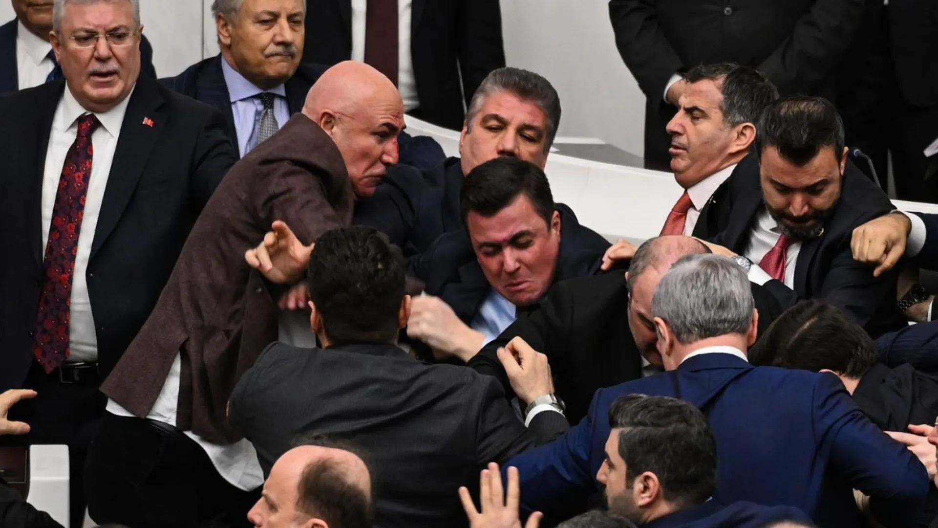 /VIDEO/ Scandal în Parlamentul Turciei: Deputați ai opoziției și guvernării s-au luat la pumni