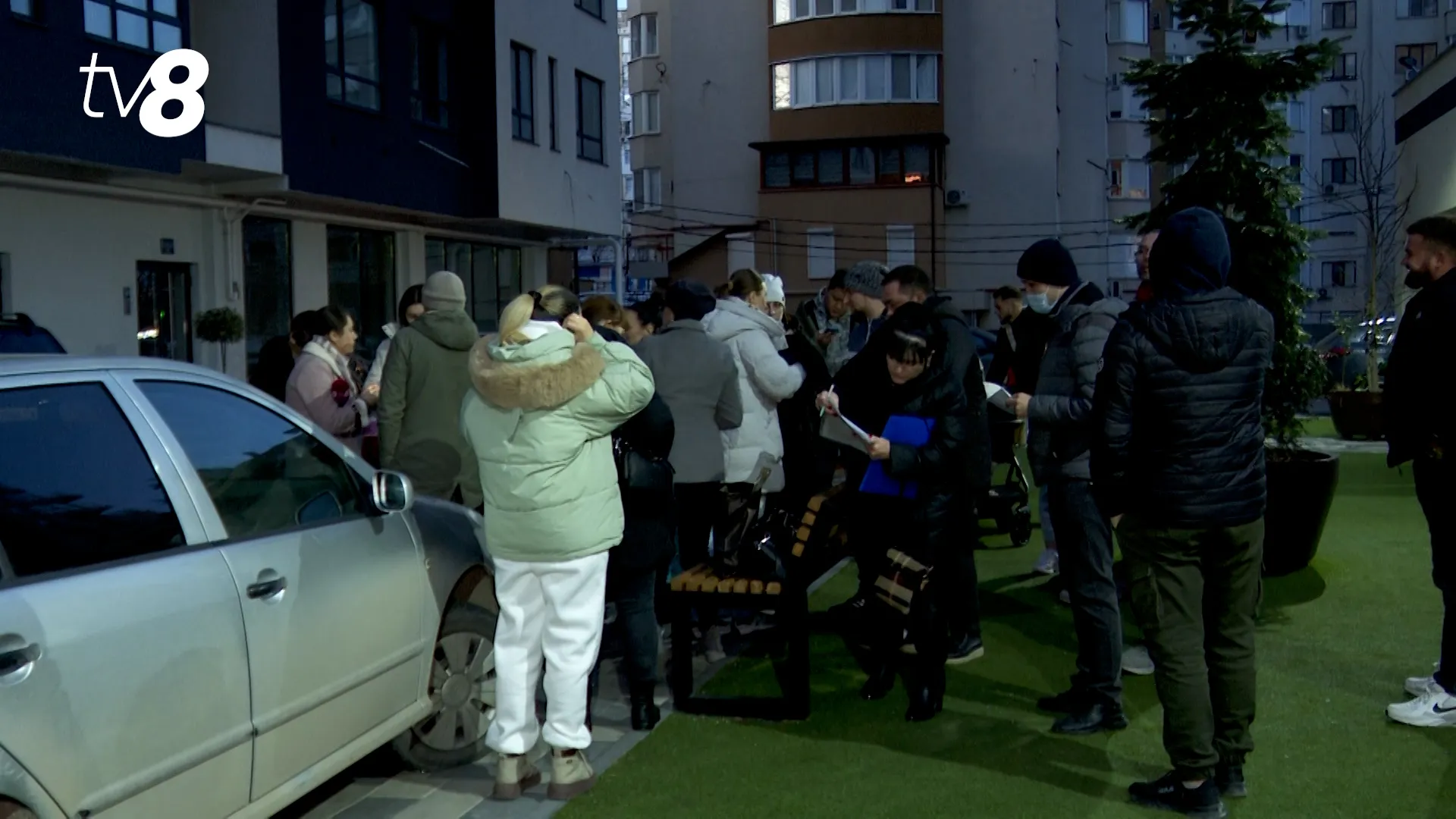 /VIDEO/ Scandal cu contracte dubioase la un bloc din Chișinău: Locatarii reclamă deconectări repetate la apă și lumină