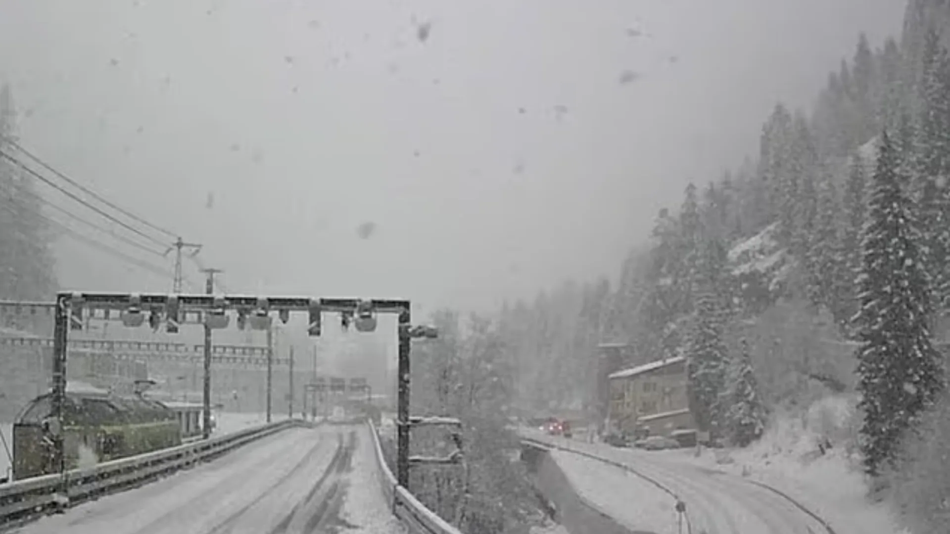 Accident feroviar în Elveția: Un tren cu circa 80 de pasageri, lovit de avalanșă