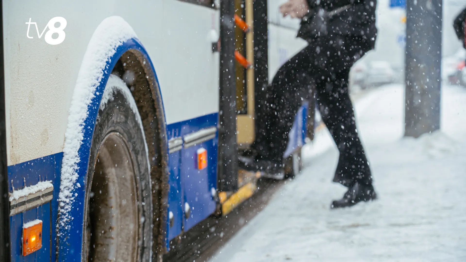 Zăpada afectează transportul public din Capitală: Câteva rute de autobuz își schimbă traseele