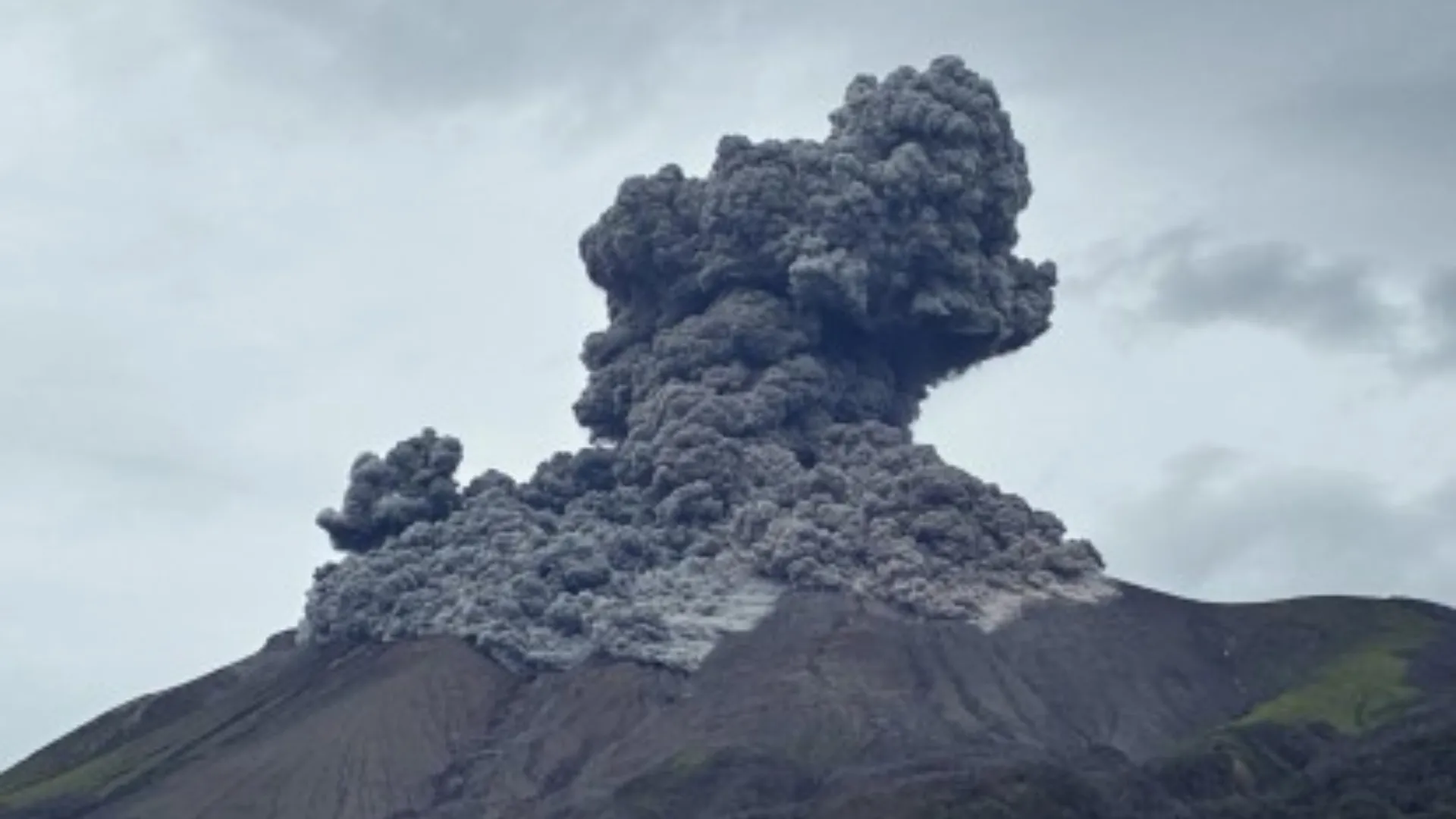 /VIDEO/ Vulcanul Kanlaon a erupt în Filipine: Norul de cenușă s-a ridicat la circa 2.000 de metri