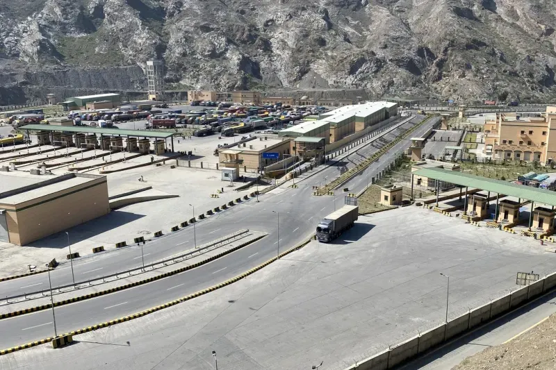 Pakistanul a bombardat ținte din Afganistan după un val de atentate sinucigașe. Kabulul amenință cu represalii