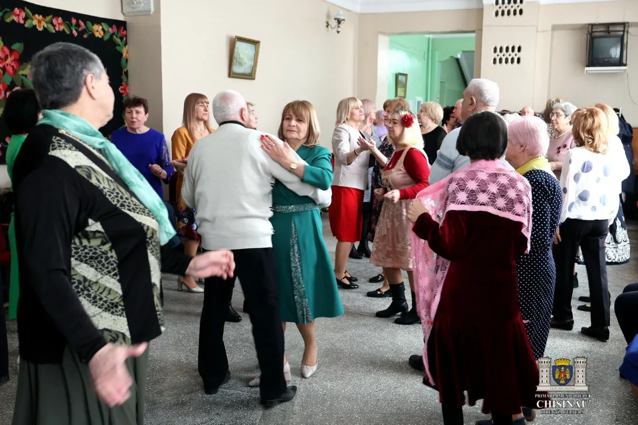 Primăvara și muzica plutesc în aer: În pași de dans seniorii din Capitală se adună pentru a se distra