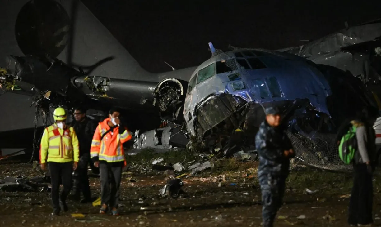 /VIDEO/ Un avion militar încărcat cu bani s-a prăbușit: Oamenii au dat năvală să strângă bancnotele împrăștiate