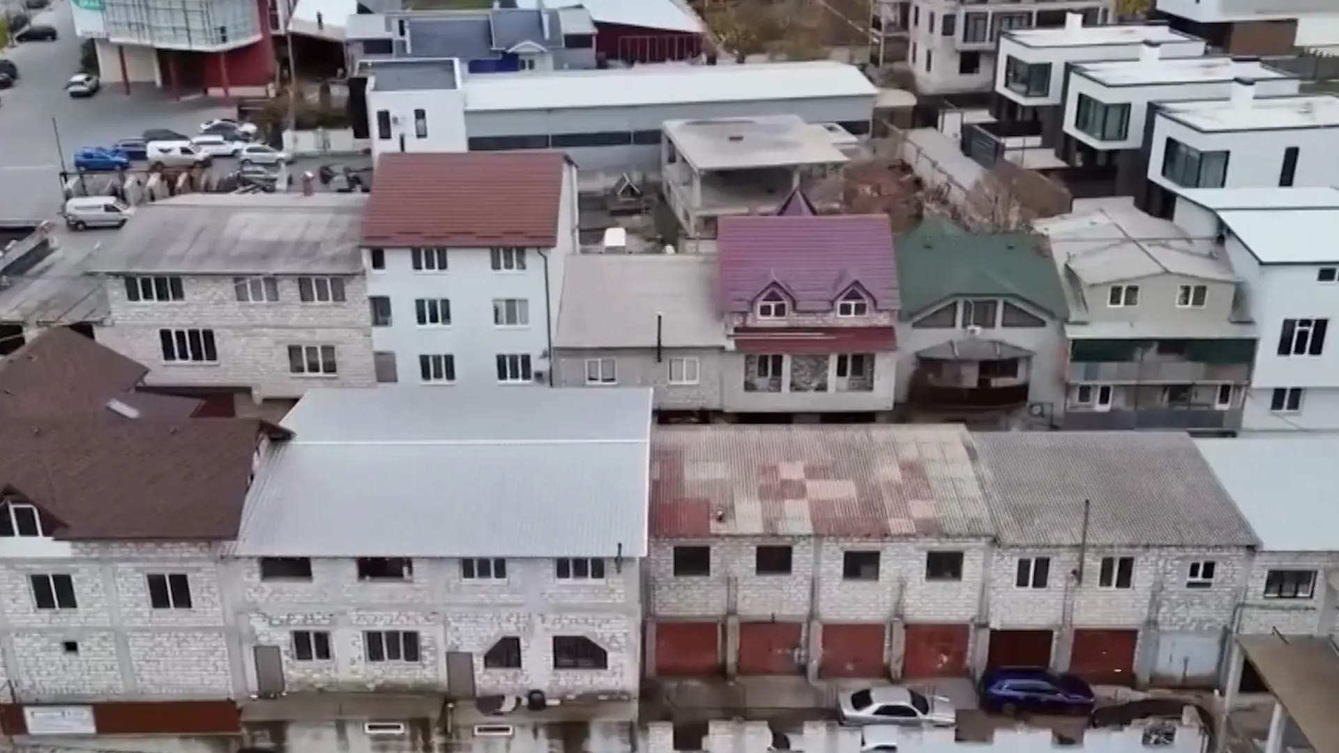 /VIDEO/ Garaje sau vile? Construcții de 300.000 € într-o zonă fără destinație locativă la Stăuceni