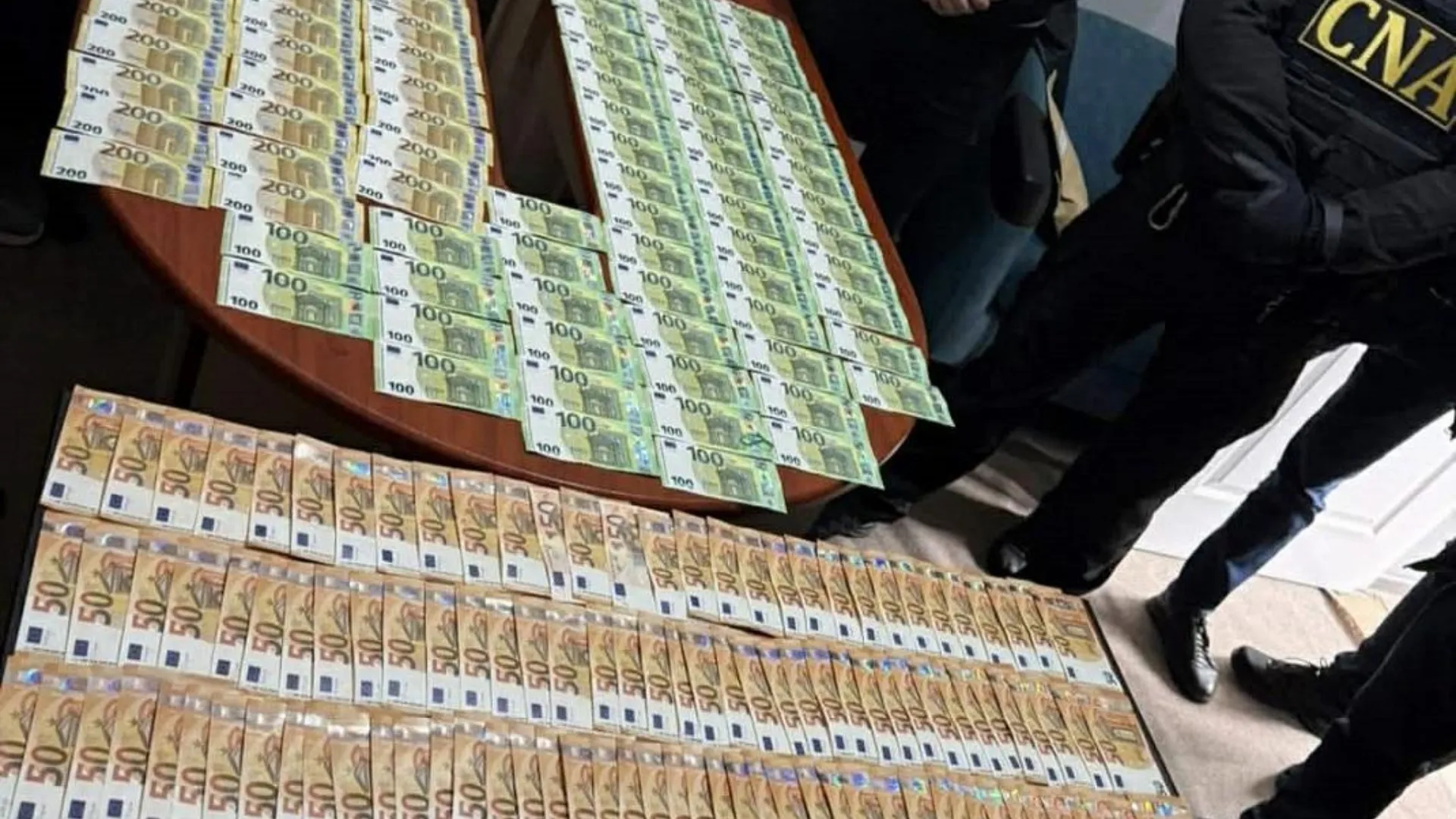 /VIDEO/ Mită de 40.000 de euro și 4 reținuți: Momentul în care CNA numără banii după percheziții în Chișinău