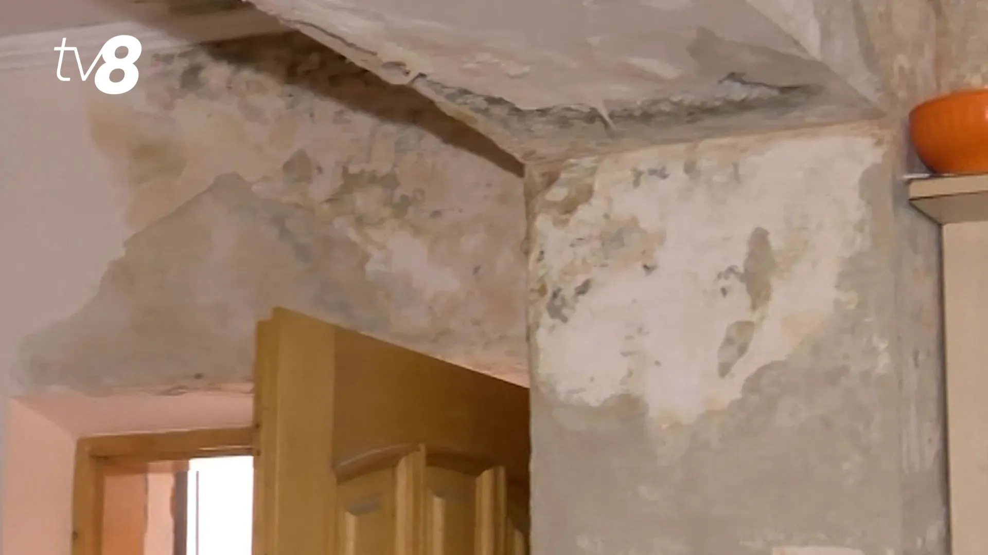 /VIDEO/ „Strigător la cer”: Locatarii unui bloc din Durlești trăiesc în umezeală și mucegai
