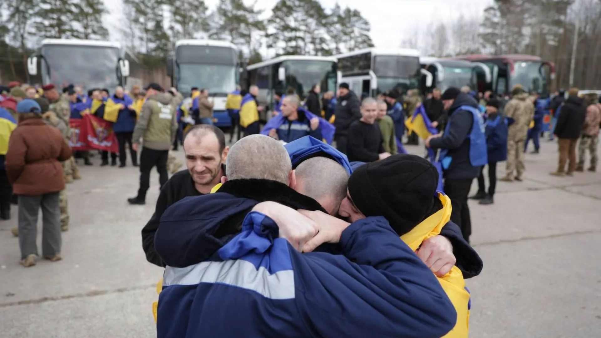/VIDEO/ A doua etapă a schimbului de prizonieri: Kievul și Moscova au întors acasă câte 300 de persoane