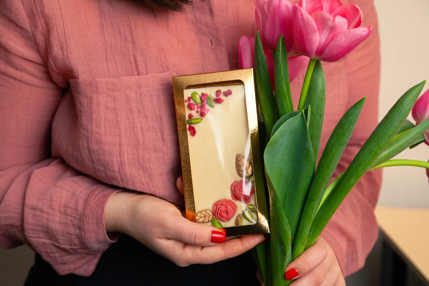 Nu ai reușit să cumperi un cadou pentru mamă sau iubită? Cu ce o poți surprinde anul acesta