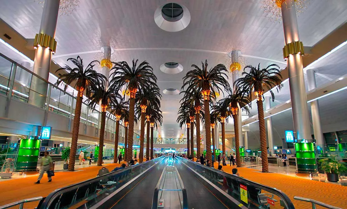 Zboruri suspendate pe aeroportul din Dubai: Operațiune de interceptare deasupra hubului de transport