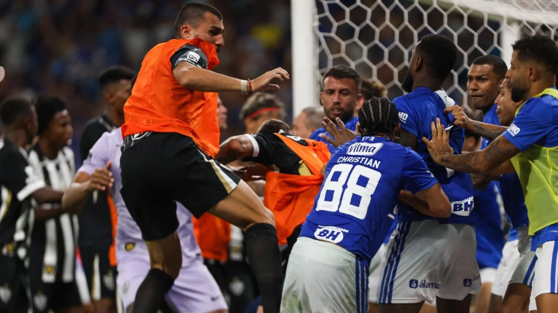 /VIDEO/ 23 de cartonașe roșii: Momentul în care jucătorii a două echipe din Brazilia organizează o bătaie ca în filme