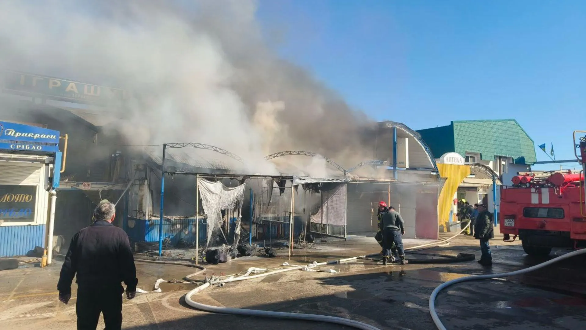 /VIDEO/ Incendiu la piața „KM7” din Odesa: Flăcările au cuprins mai multe pavilioane