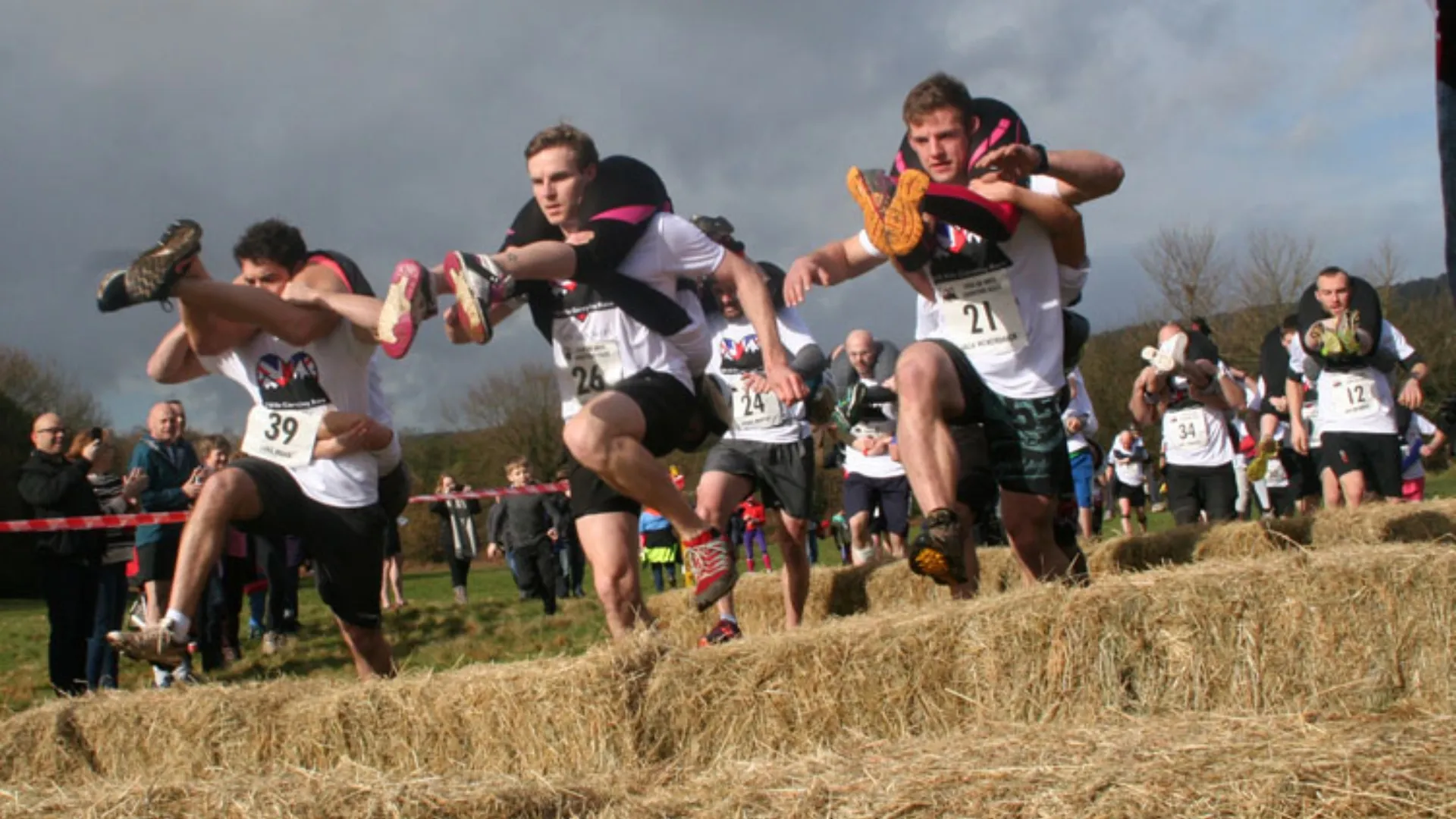 /VIDEO/ Concurs neobișnuit în Marea Britanie: Bărbații au alergat cu soțiile pe umeri