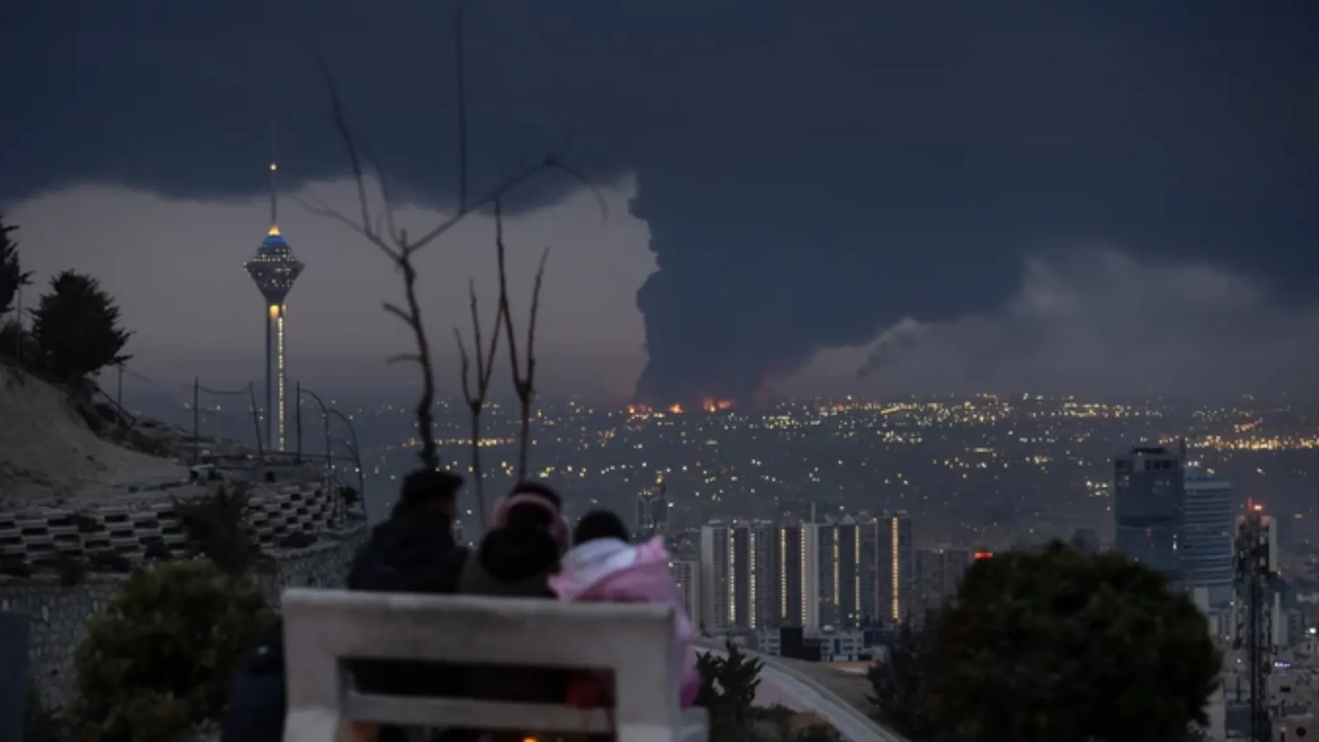 /VIDEO/ „Ploaie neagră” după atacurile asupra rafinăriilor din Iran: OMS face un avertisment