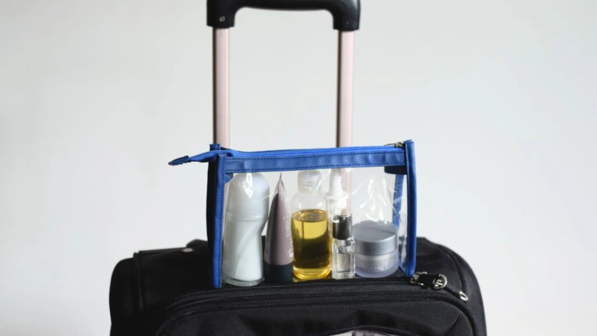 Veste bună pentru pasagerii ce zboară din București: Limita de 100 ml la lichide a fost anulată