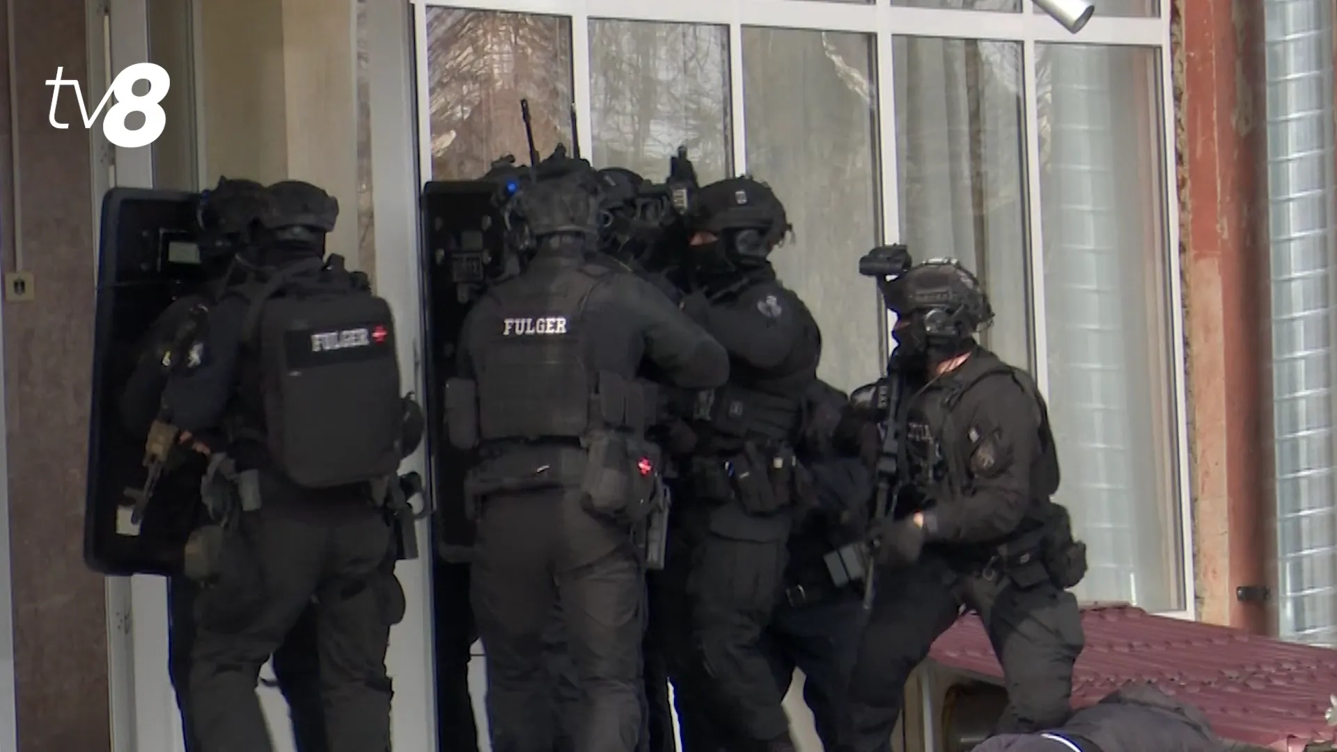 /VIDEO/ Focuri de armă și luare de ostatici la Ungheni: Exercițiul de securitate cu mascați din Moldova și România