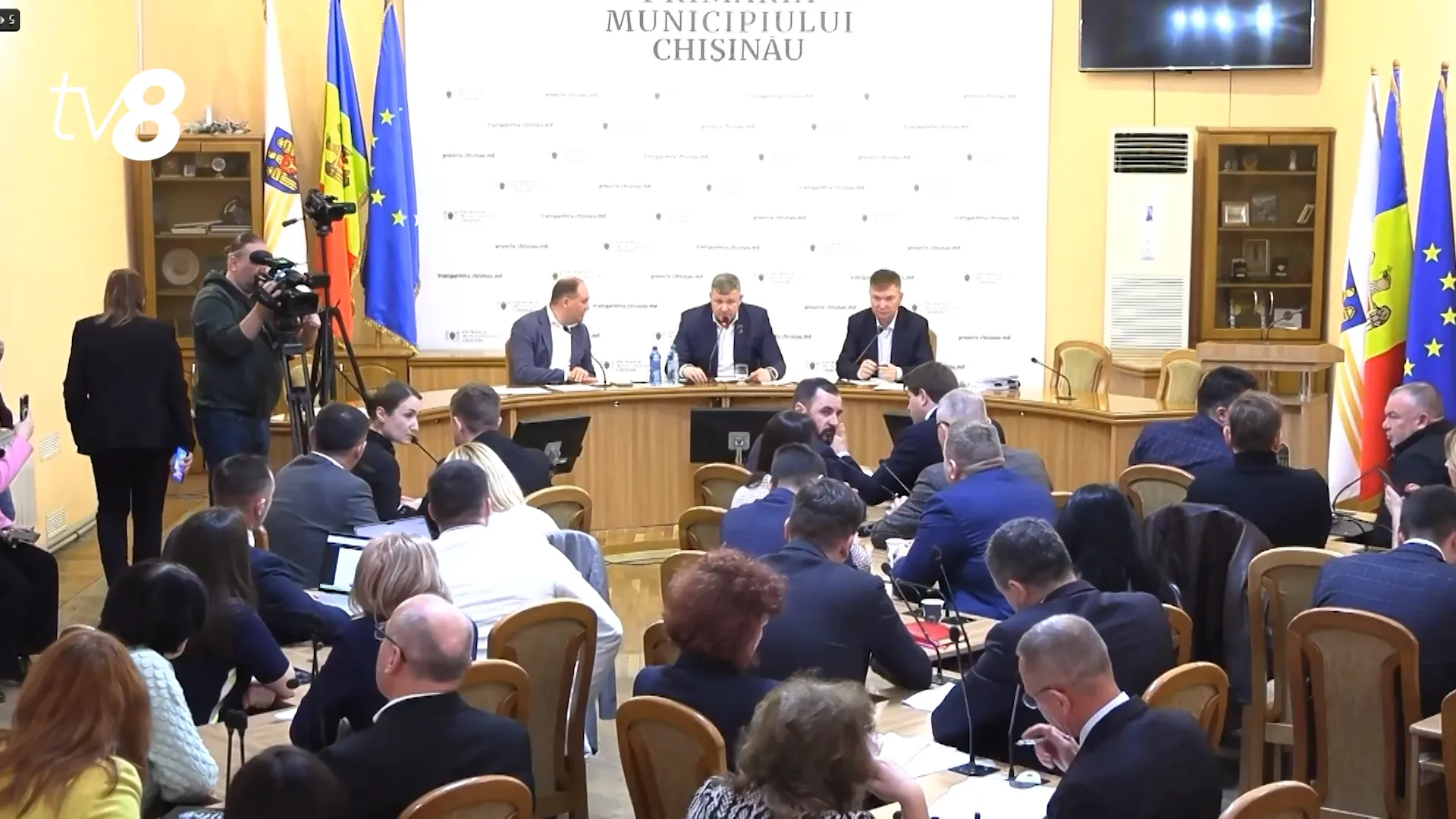 /VIDEO/ Microfon oprit și protest la CMC: Ședința s-a încheiat după o oră, din lipsă de cvorum