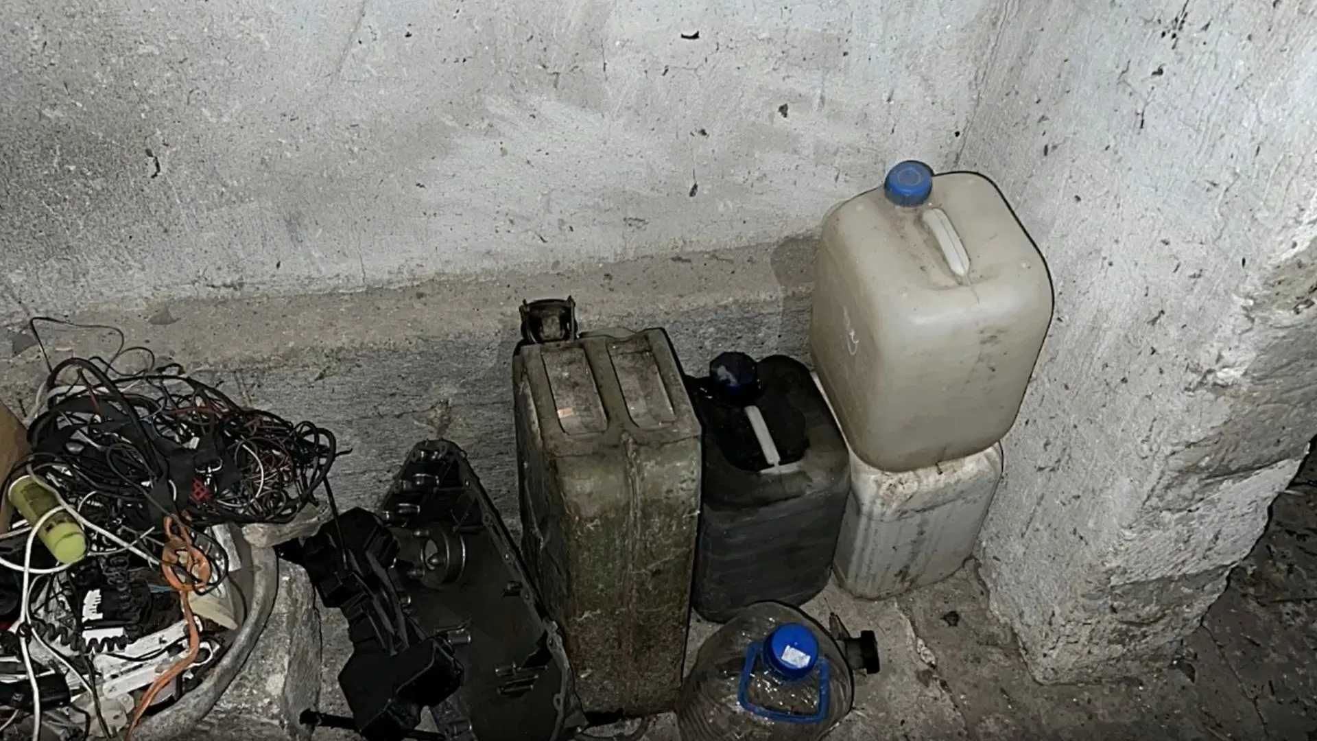 /VIDEO/ „Bonnie și Clyde” la Telenești: Doi tineri ar fi furat motorină de la camioane parcate