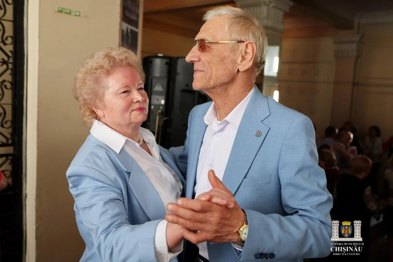 Primăvara încântă seniorii din Capitală: Muzică și voie bună la evenimentul „Dialog între generații”