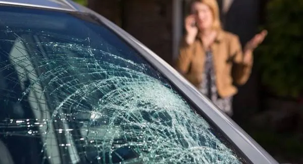 Seară cu scandal la Rîbnița: Un bărbat ar fi distrus mașina fostei soții după o ceartă