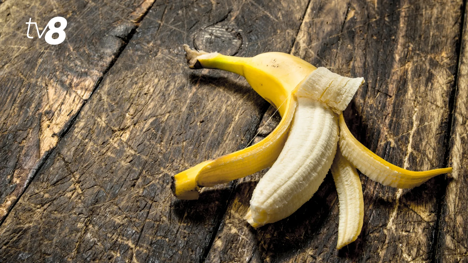 Nu mai arunca cojile de banane: Secretul ieftin care îți transformă grădina