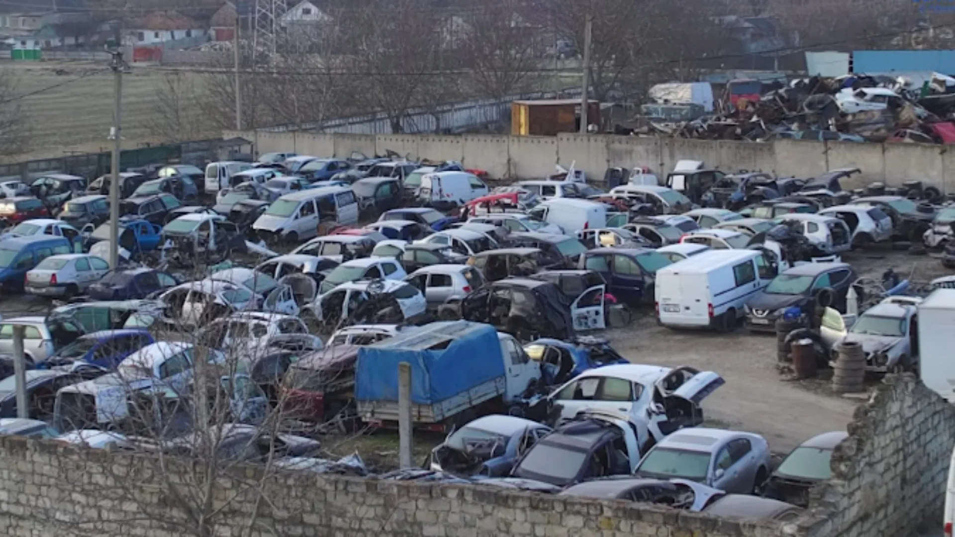 /VIDEO/ Peste 130 de automobile, confiscate după percheziții la Chișinău: Ar fi fost dezmembrate și vândute ilegal