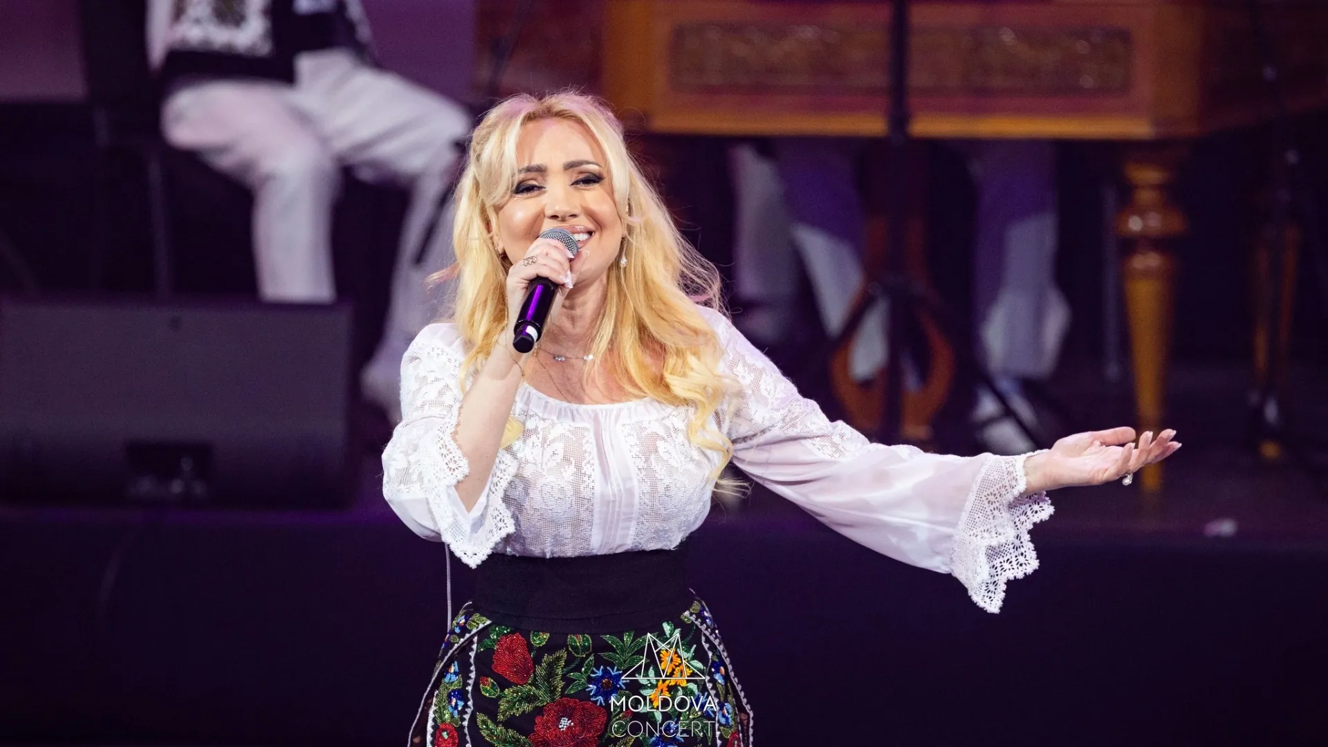 /FOTO/ Cum a fost felicitată Adriana Ochișanu la cei 48 de ani: Un coleg de breaslă a numit-o „voce de aur”