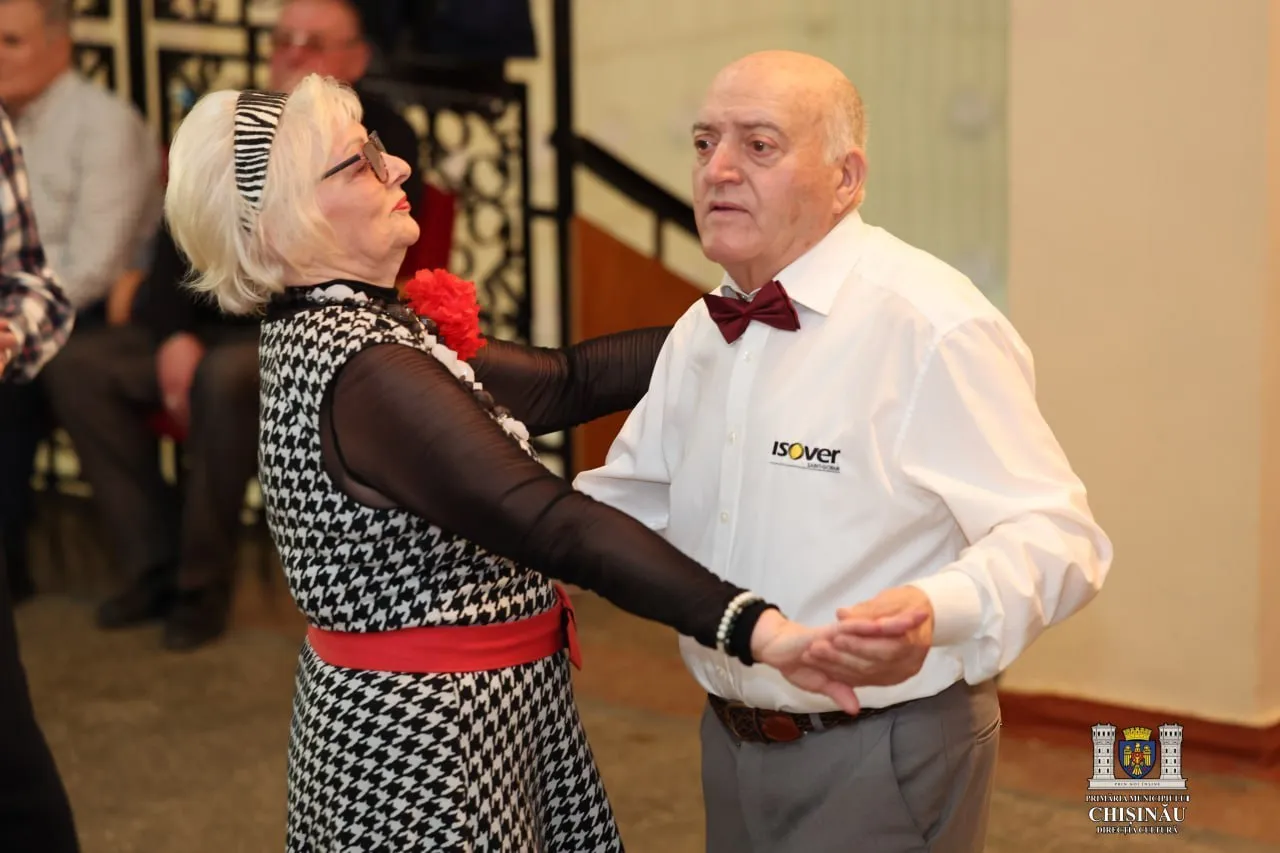 În acest weekend, melomanii sunt așteptați la o rundă de dansuri: Seniorii din Chișinău se adună pentru a se distra