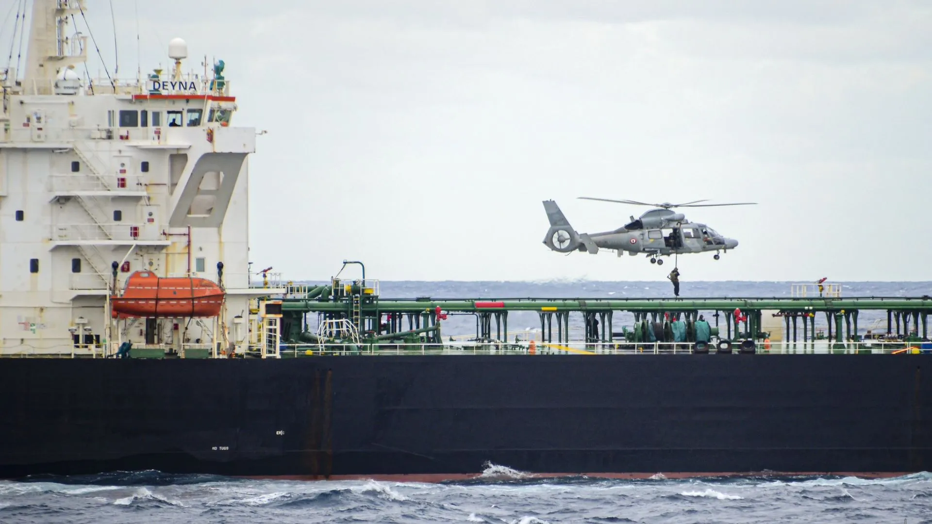 Franța a sechestrat al treilea petrolier din „flota din umbră” a Rusiei. Macron: „Sunt profitoare de război”