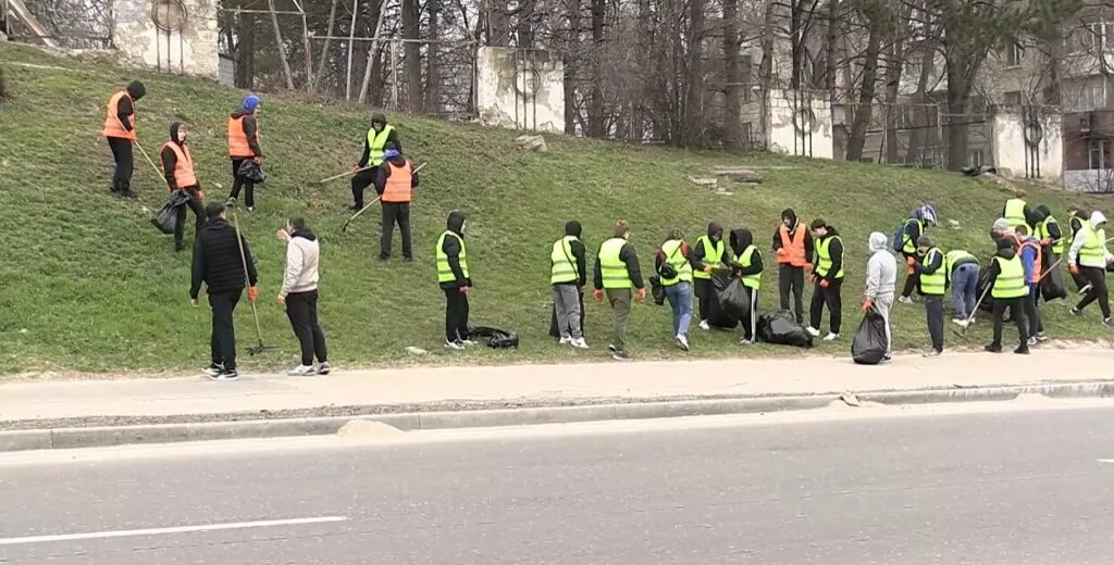 /VIDEO/ Marea curățenie de primăvară: Ion Ceban a scos sute de angajați la salubrizare, înainte de Paști