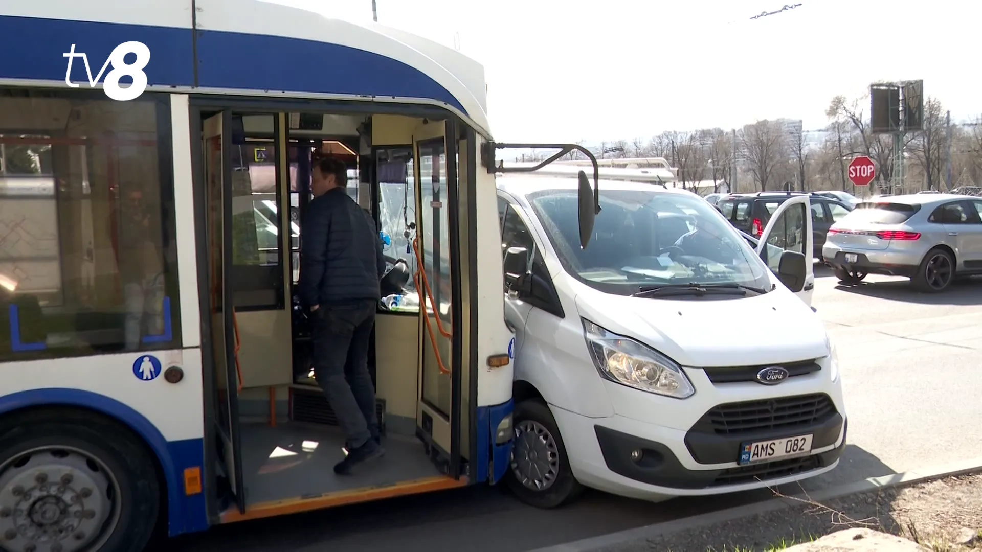 /VIDEO/ Troleibuz plin cu pasageri, lovit de un microbuz: Cum s-a produs accidentul din Chișinău