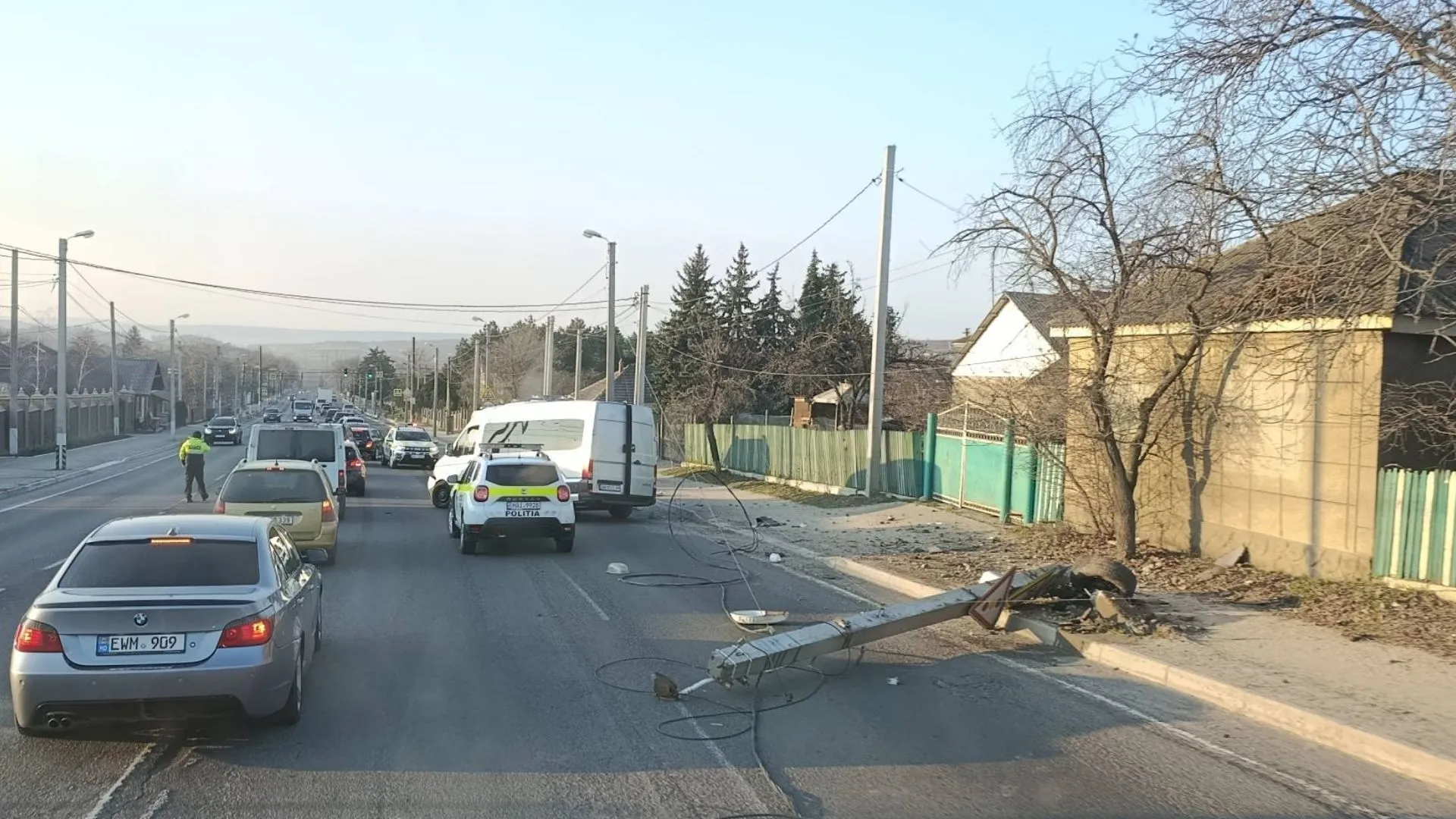 /FOTO/ Accident matinal la Peresecina: Trei persoane au ajuns la spital după ce un microbuz a lovit un stâlp