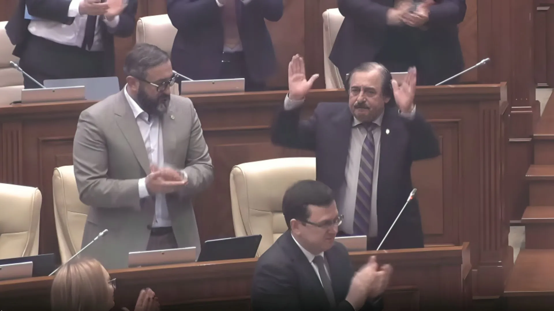 /VIDEO/ Nicolae Botgros, aplaudat în picioare la ultima sa ședință de Parlament: „Am învățat niște lucruri”