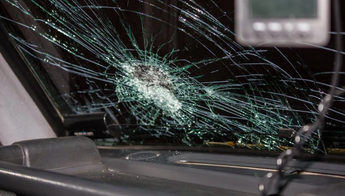 Săptămână cu ghinion pentru o șoferiță: S-a trezit cu mașina distrusă în fața casei