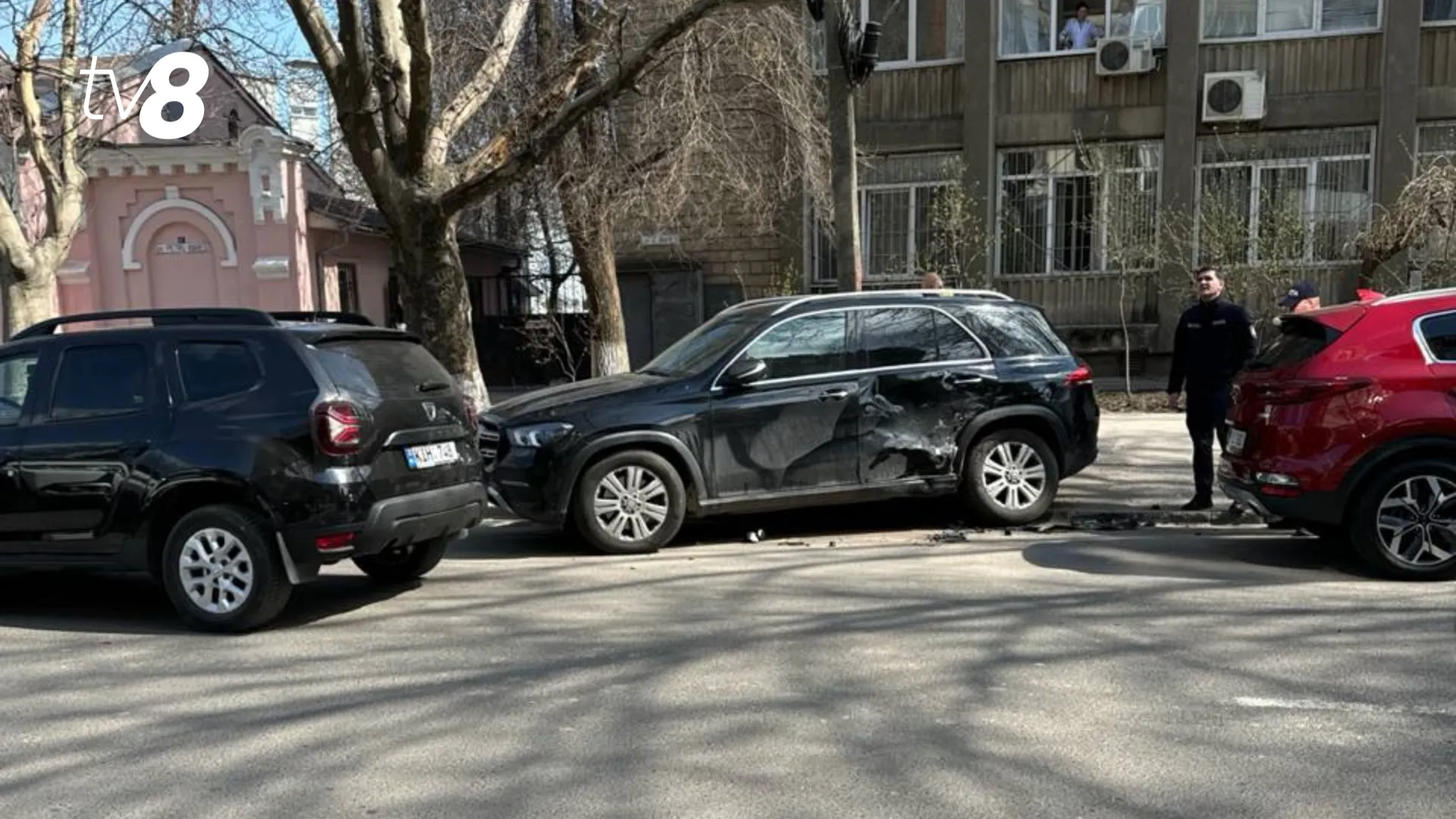 /FOTO/ Carambol în Chișinău: Patru mașini avariate după ce un șofer ar fi leșinat la volan