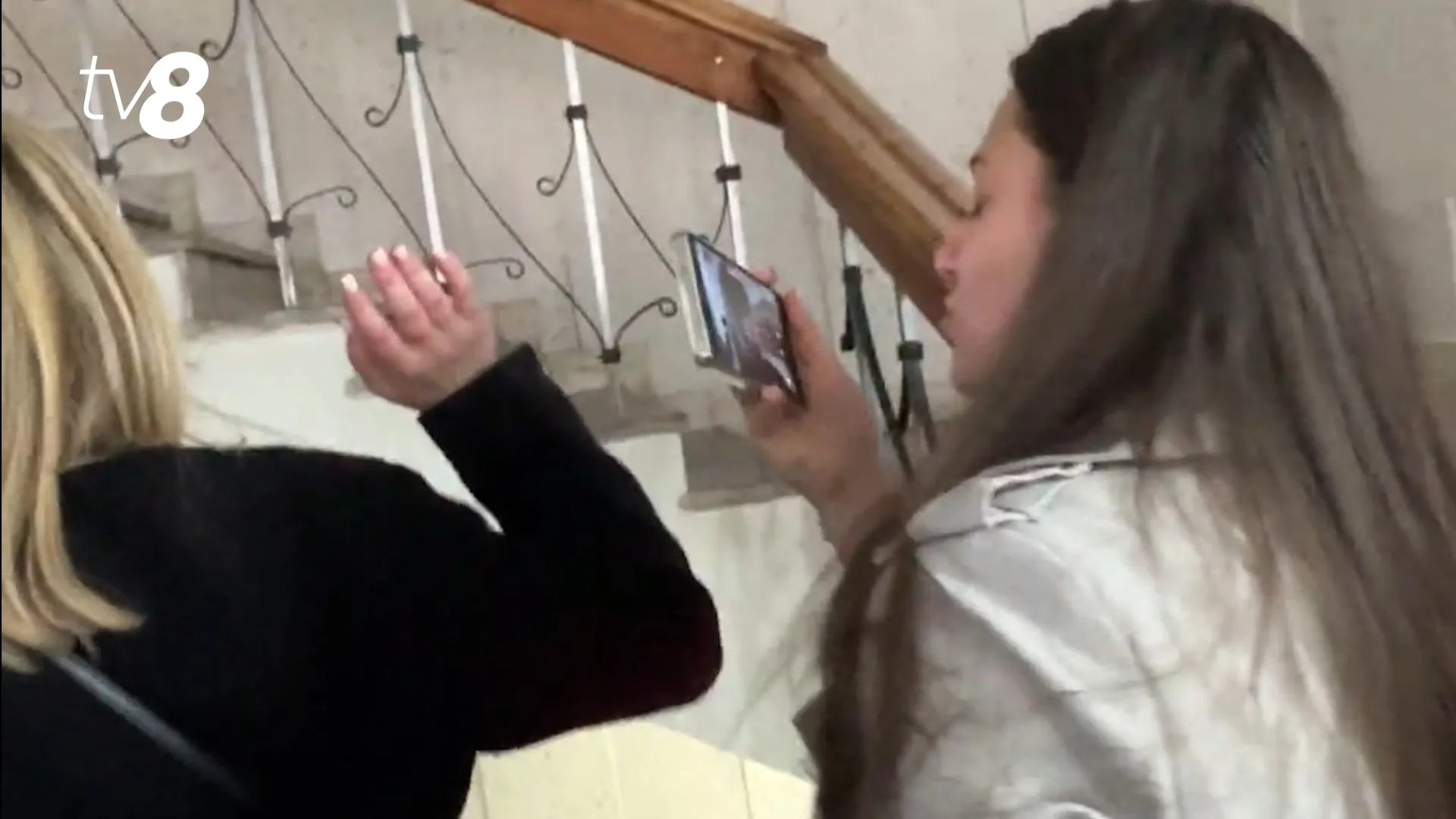 /VIDEO/ Jurnalista TV8, blocată de copiii primăriței de Durlești: „Nu trebuie să ne împiedicați să muncim”