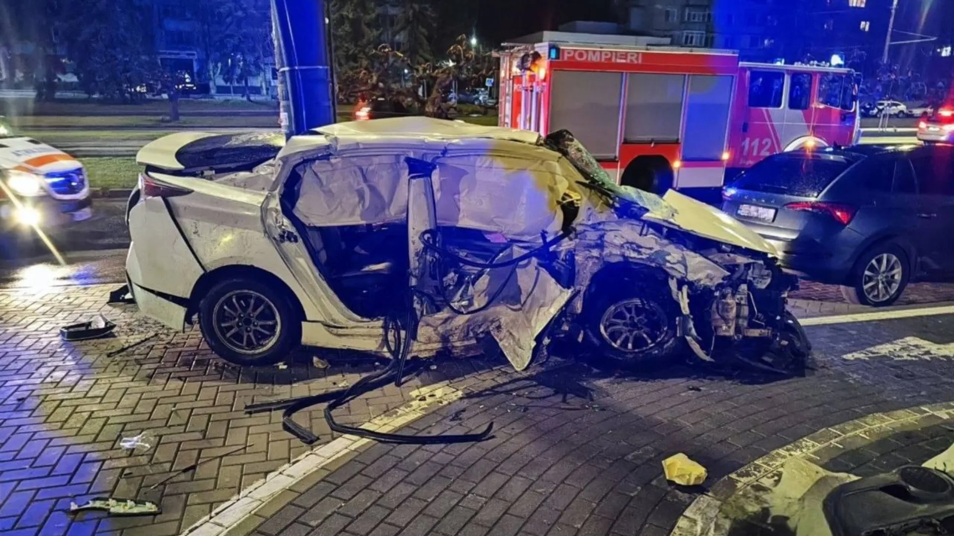 /FOTO/ Accident grav pe bulevardul Dacia din Capitală: Un șofer de taxi și pasagerul acestuia au ajuns la spital