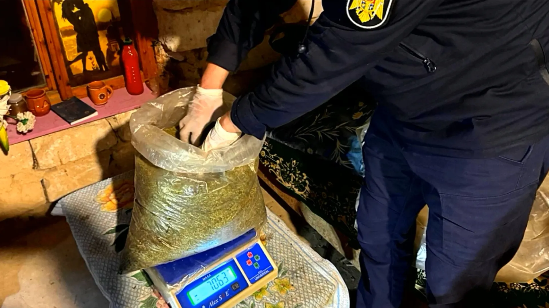 /VIDEO/ Droguri în căldări, borcane și saci: Ce riscă un bărbat din Orhei